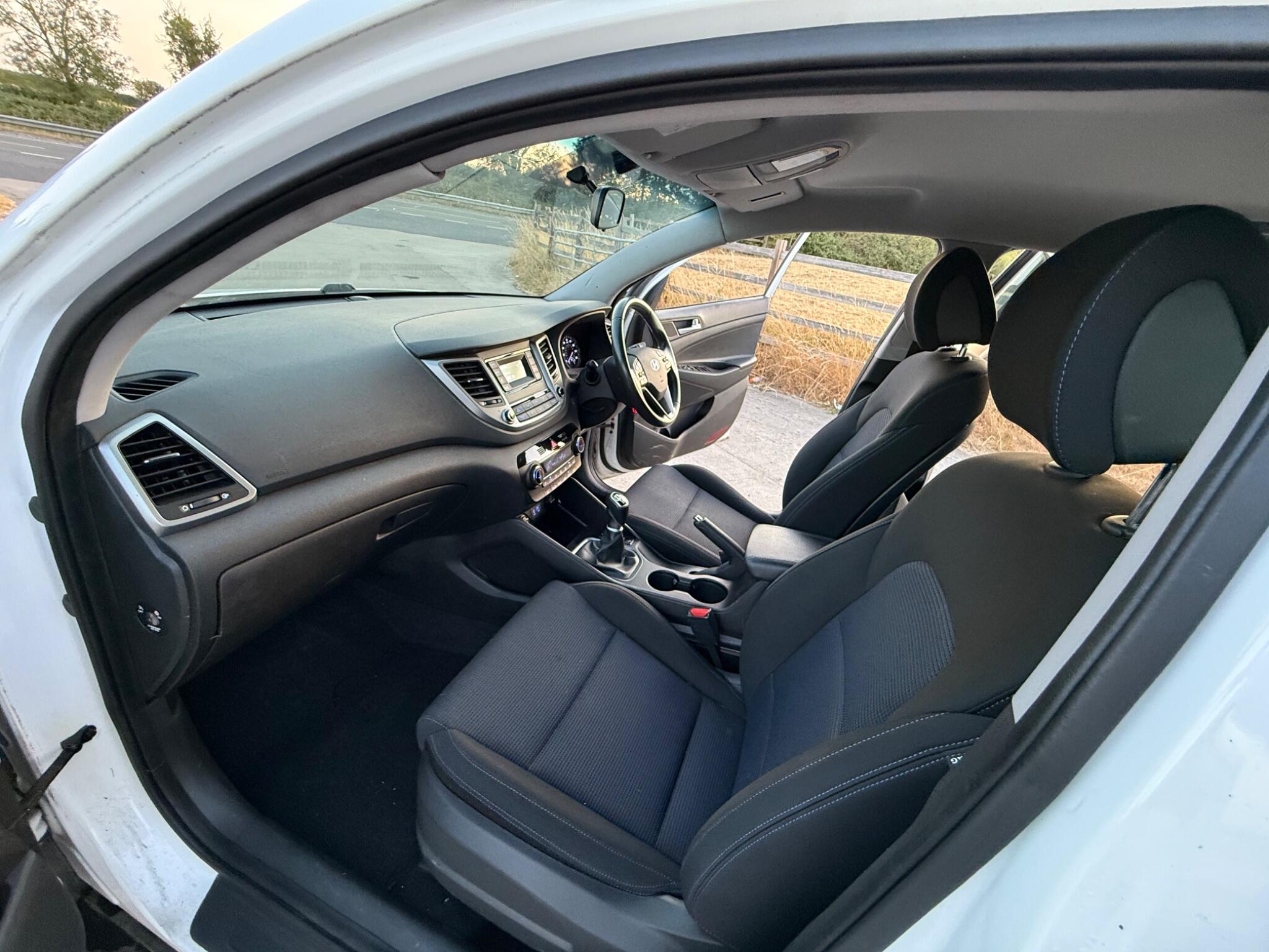 Hyundai TUCSON 2.0 CRDi Premium SE 4WD Euro 6 5dr — photo 100 of 102